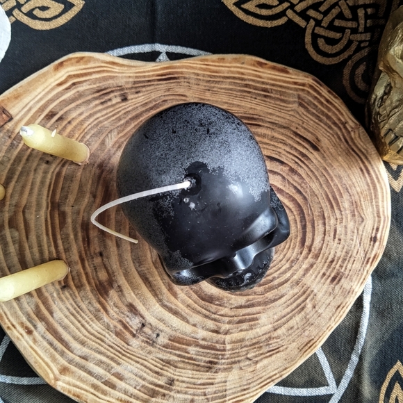 Handmade Two Tone Black and Grey Skull Candle - Picture 5 of 5